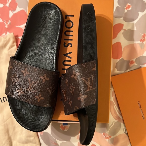 LOUIS VUITTON MEN SLIDES - Picture 8 of 13